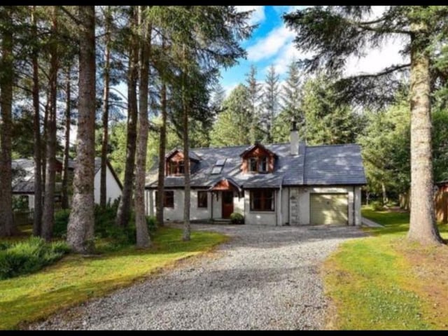 This fantastic home is nestled into its forest surroundings on a 1/3rd of an acre plot and offers an impressively large driveway and garden with mature trees adding to the sense of seclusion. The open fireplace in the lounge adds to its cosy interior while some of the bedrooms offer views of the Cairngorms.
405,000 GBP