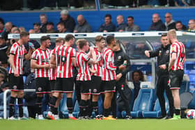 Sheffield United manager Paul Heckingbottom talks to his players: Simon Bellis / Sportimage