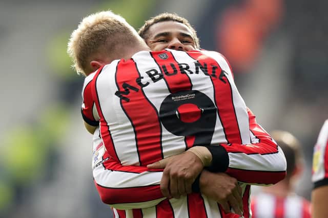 The two first half Sheffield United goalscorers lliman Ndiaye and Oliver McBurnie during the Sky Bet Championship match at The Hawthorns, West Bromwich.  Andrew Yates / Sportimage