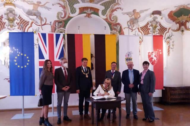 Councillor Makinson signing the official Golden Book alongside the City Oberburgermeister, Mayor Arnold and members of the Schwäbisch Gmünd Twin Town Society.
