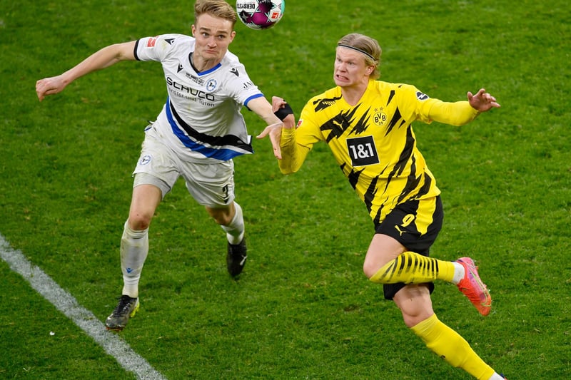 Chelsea boss Thomas Tuchel has been given the green light by the club to sign in-demand Leeds-born striker Erling Braut Haaland from Borussia Dortmund. The Bundesliga club, however, doubt the 20-year-old will want to join the Premier League side. (Bild)
