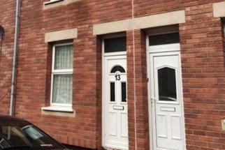 This two bedroom terrace has a newly fitted kitchen. Marketed by Online estate agents.com, 0330 098 5865.