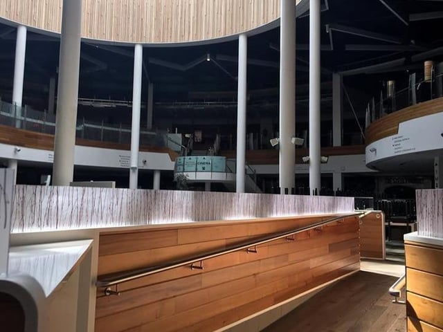Restaurants lie empty (photo: Tom Baumgart).
