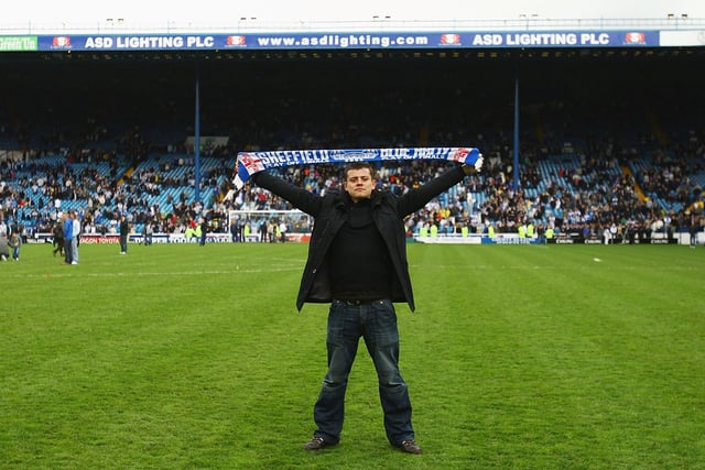 A lone Sheffield Wednesday fan sholds aloft a scarf after a final day draw with Crystal Palace at Hillsborough on May 2, 2010 sees the Owls relegated to League One. (Photo by Matthew Lewis/Getty Images)