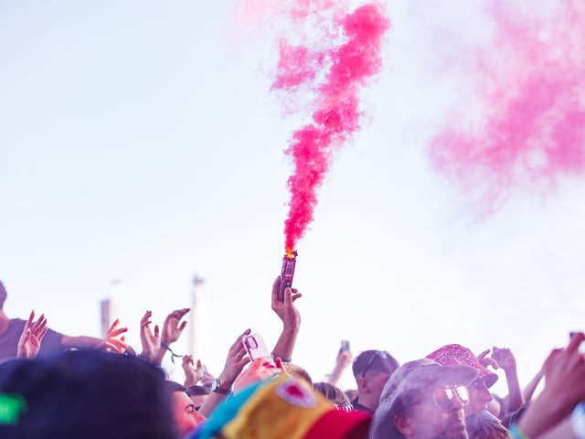 Reytons set the festival stage on fire with a spectacular show full of pyrotechnics and smoke flares