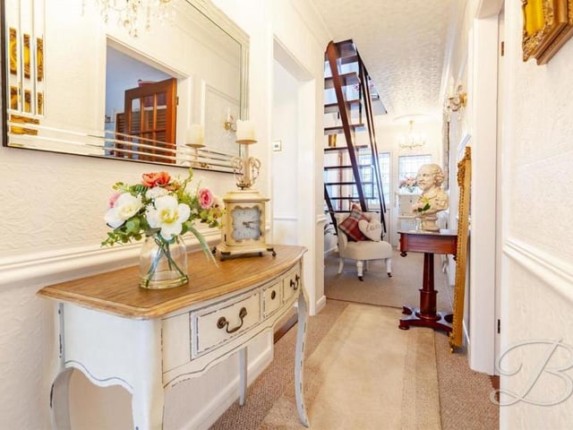 The high-class hallway from another angle, reminding us that we will soon be heading up the short flight of stairs.