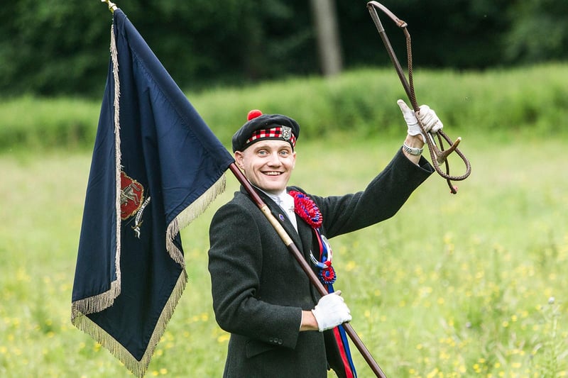 Ex Callant Nick Arnold proudly in charge of the Jethart flag. (Photo: BILL McBURNIE)