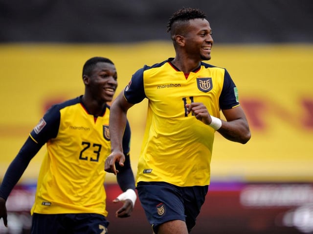 Brighton have launched an official bid to sign Ecuadorian midfielder Moises Caicedo. The teenager had been linked with a move to Manchester United this month, but the Reds appear to have cooled their interest, and Newcastle United are now the most likely side to challenge the Seagulls for his signature. (Fabrizio Romano via Sky Sports)
(Photo by Rodrigo Buendia-Pool/Getty Images)