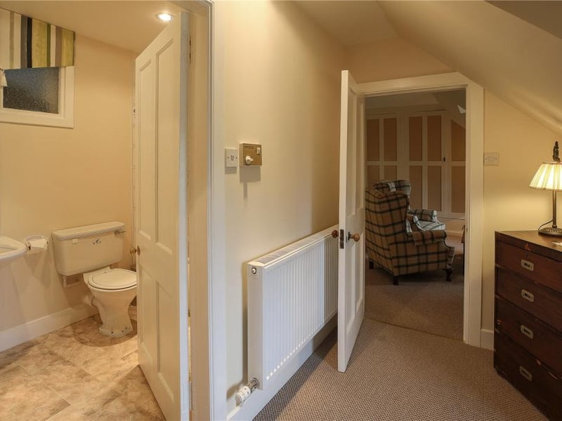 Second floor apartment en-suite.