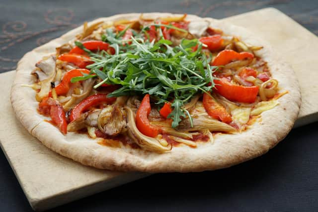Vegan pizza topped with oyster mushrooms, shallots, peppers and rocket (photo: Pixabay)