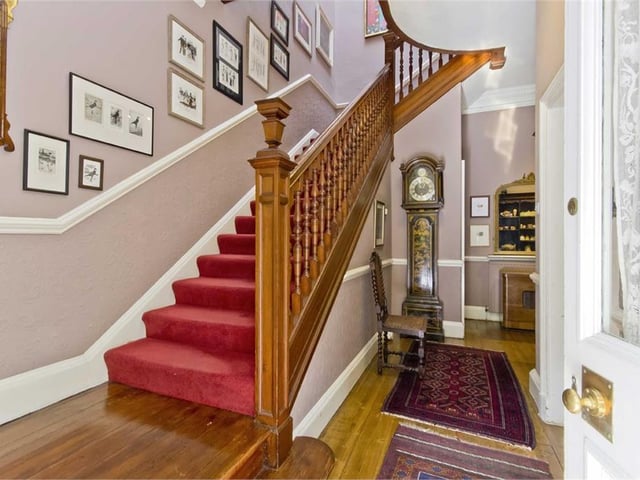 The reception hall has a solid-wood floor and offers space for furniture.