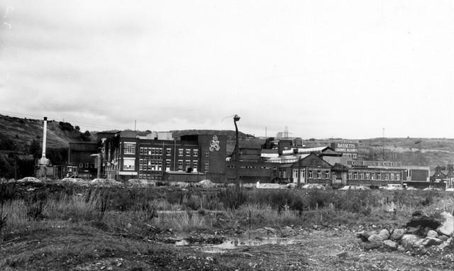 Looking towards the Bassett's factory from Penistone Road in 1987.