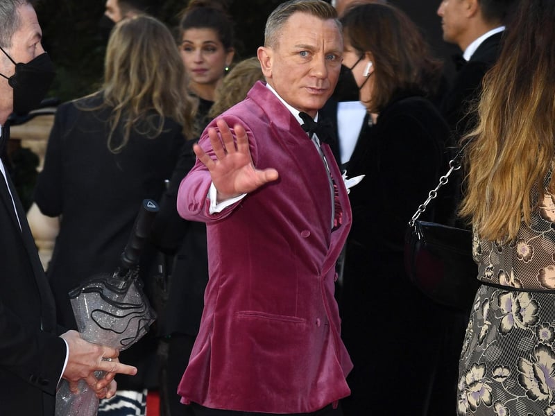 Daniel Craig rocks the red carpet look.