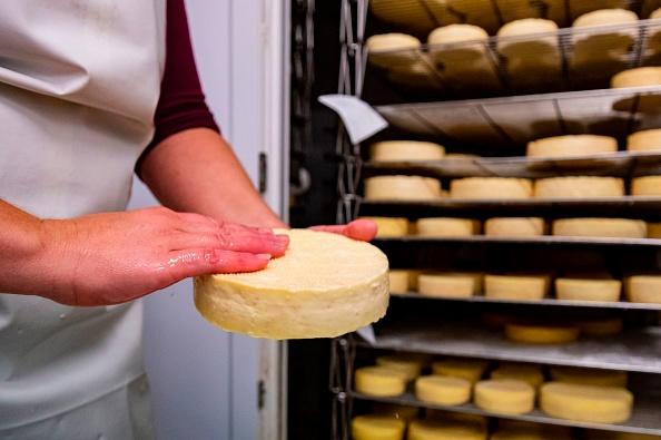 Shropshire Blue is believed to originate from Nottinghamshire and is made from pasteurised cows' milk with the recipe including vegetable rennet. The orange colour comes from the addition of annatto, a natural food colouring.