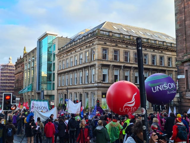 More of the Glasgow crowds captured in this shot, this time with giant Unite and Unison balloons.