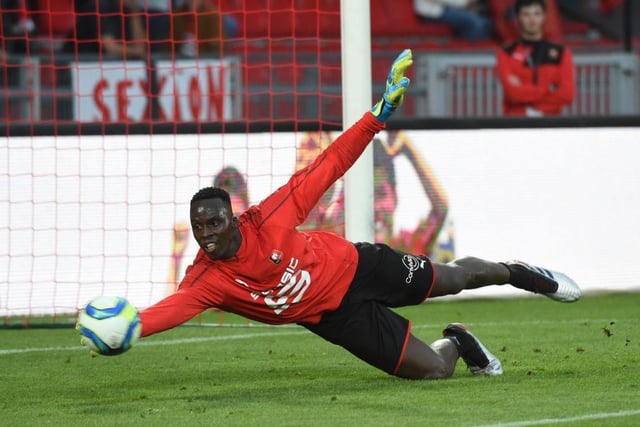 Chelsea are aiming to sign Rennes goalkeeper Edouard Mendy after he recommended by club legend Petr Cech. (Telegraph)