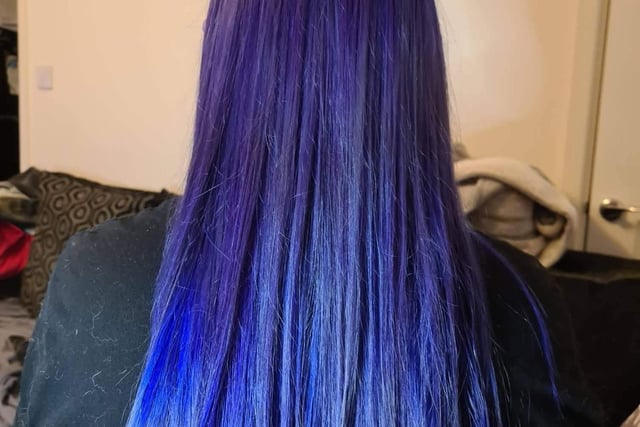 Laura Ellis dyed her hair this beautiful blue colour with the help of her husband.