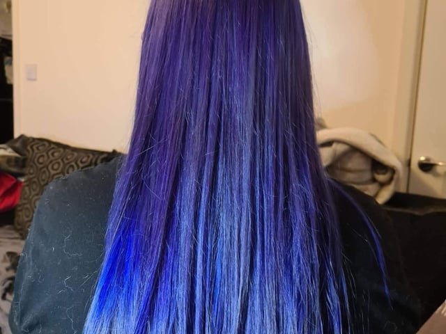 Laura Ellis dyed her hair this beautiful blue colour with the help of her husband.