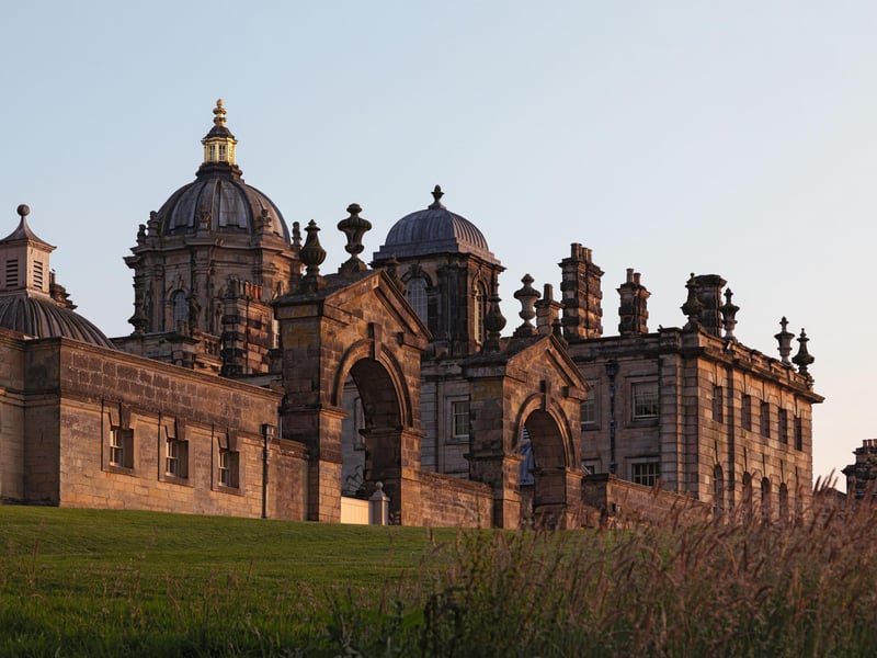Explore one of England’s most magnificent stately homes, famed for its awe-inspiring Baroque architecture and starring roles in film and TV (including Brideshead Revisited). Wander through 1,000 acres of parkland, lakes, and breath-taking formal gardens. Experience centuries of luxury, art, and cinematic history. 📍 Castle Howard, York YO60 7DA