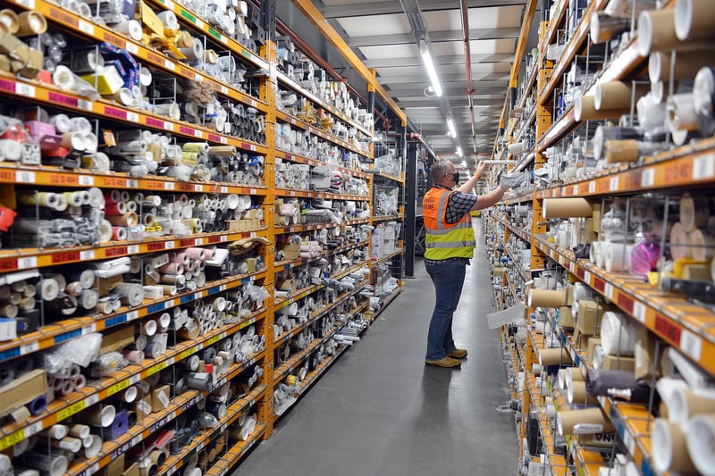 Amazon is advertising for warehouse operatives in Sheffield to help sort, pick, pack and dispatch parcels. Hourly rates on a full-time permanent contract range from £10.40 for day shifts to £20.80, which is the overtime rate for 50-60 hours. To earn £25,000, your hourly rate would have to be £12.02 for a 40-hour week.