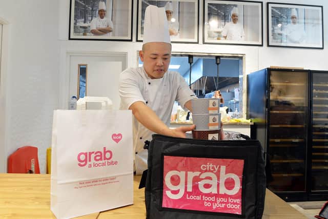 Oisoi chef puts food into the City Grab bag.