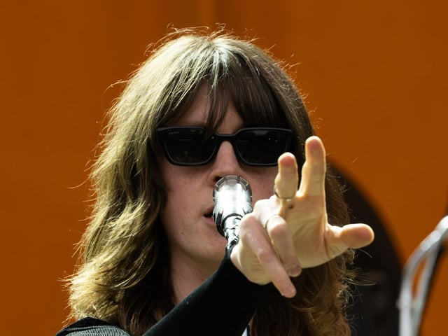 Blossoms captivated the Main Stage.