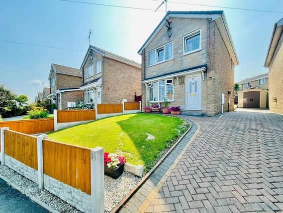 This three bed detached house on Ravencar Road, Eckington, is a detached family home in a good location. https://www.zoopla.co.uk/for-sale/details/59270596/
