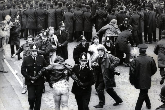 Police arrest pickets at Orgreave coking plant. miners strike. June 1984