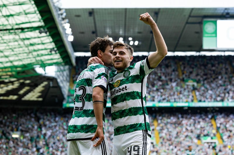 "Celtic are close to the Scottish Premier. Brendan Rodgers ' team defeated Rangers (2-1) in the Old Firm, giving a definitive blow to the title. They are six points ahead of their Glasgow neighbours with six to play and a better goal average (+59 to +52). However, the fact that the goal difference that counts in the event of a tiebreaker is the general one means that it is still not mathematical... but it is (almost) definitive. Celtic Park was a party. The 54th Scottish Premiership is on the way for Celtic."