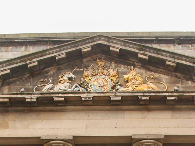 On which neoclassical building can you find this magnificent-looking coat of arms?