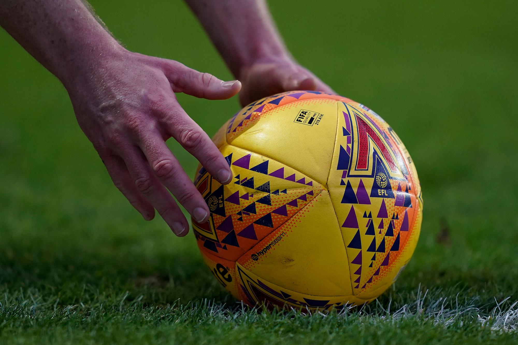 OXFORD, ENGLAND - FEBRUARY 09: A general view as the ball is placed for a corner kick during the Sky Bet League One match between Oxford United and Sunderland at Kassam Stadium on February 09, 2019 in Oxford, United Kingdom. (Photo by Alan Crowhurst/Getty Images)