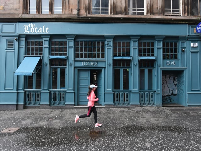Shops and pubs have srarted to board up windows and doors after a spate of break ins during the virus outbreak. Locale in Glasgow had an attempted burglary and have boarded up windows and doors.