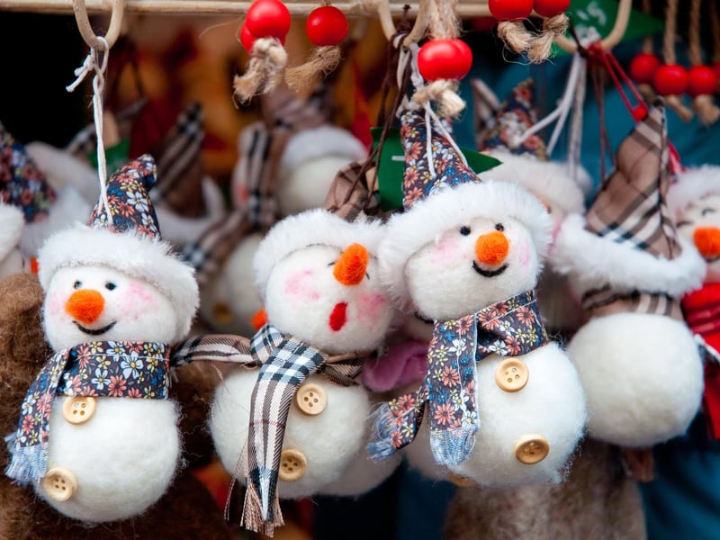 A quintessential English Christmas market, this free event takes over the town centre streets of Market Street, Granby Road, and Riverside Crescent. It features around 100 stalls, including traders from the town's famous Monday market, offering local produce, gifts, and festive treats in the heart of the Peak District. 🗺️ Bakewell Town Centre, DE45 1DX
