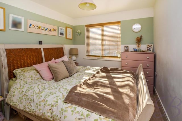 The master bedroom is as cosy as it is stylish. The floor is carpeted and the window double-glazed.