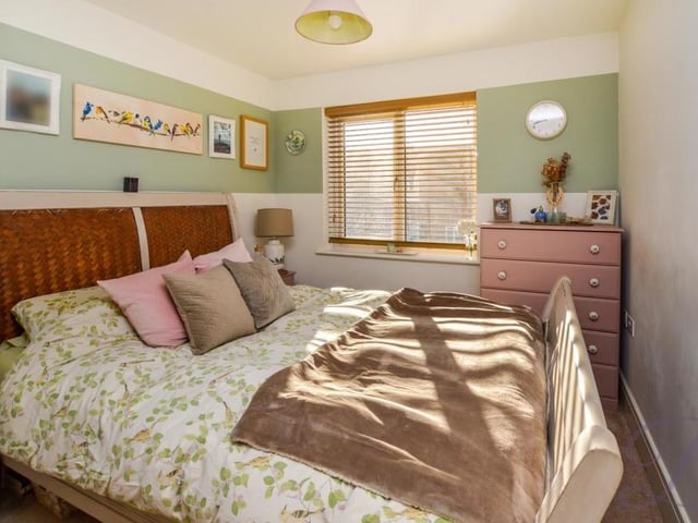 The master bedroom is as cosy as it is stylish. The floor is carpeted and the window double-glazed.