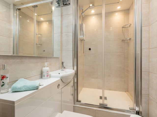 Principal bedroom en-suite.