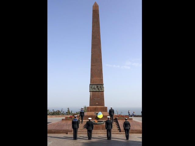 Ship's Company of HMS Dragon paid their respects to the Ukrainian War memorial of the unknown sailor, in Odessa. Laying a wreath and pausing to reflect on the sacrifices made in days past.