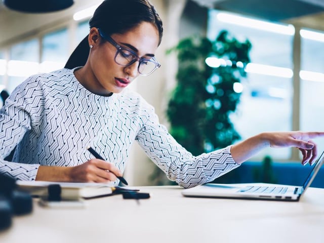 Median annual base salary: 27,324 GBP