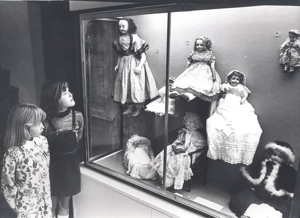 Bishops' House Museum, Meersbrook Park. Children take a look at the collection of dolls at the museum 02/09/1976