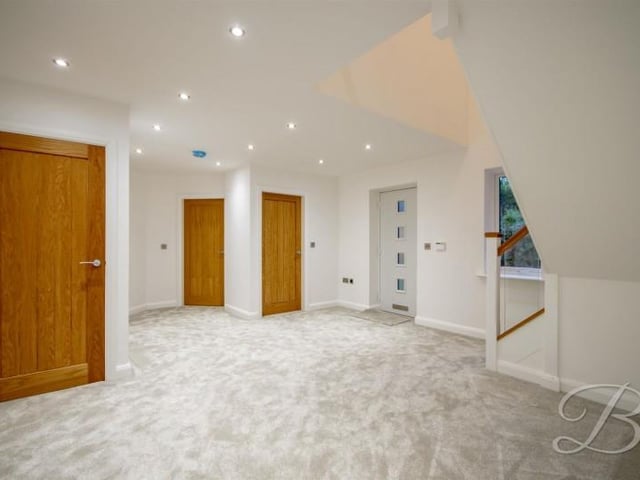 The large hallway has plenty of space.