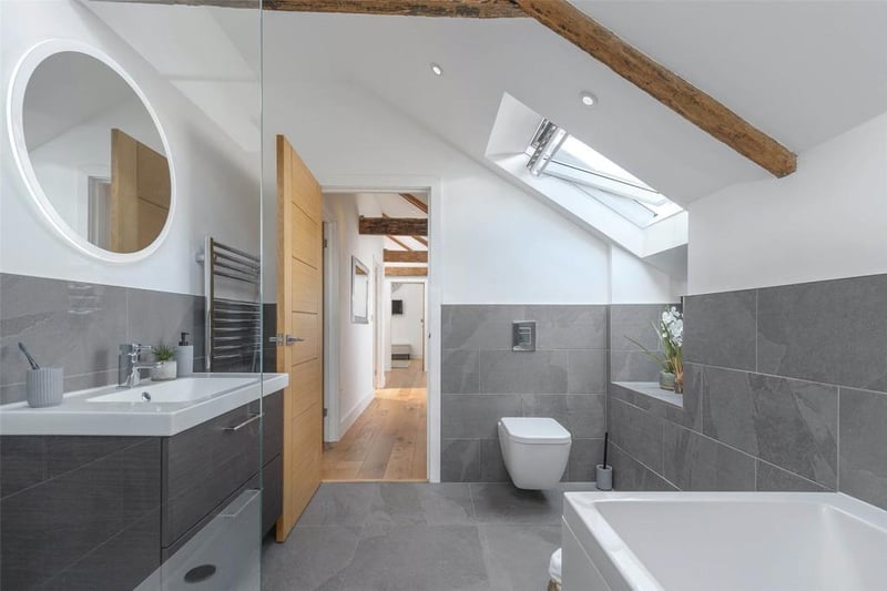 The large family bathroom.