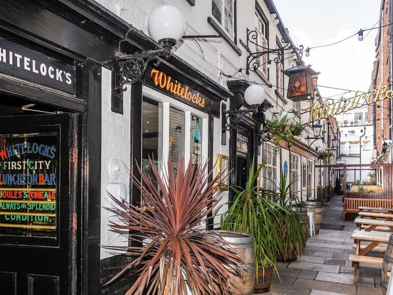 Historic off-Briggate gem with an intimate alley garden and heritage atmosphere.