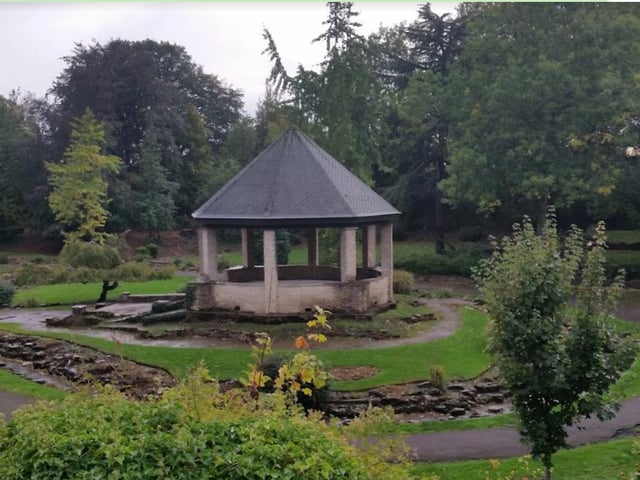 Hexthorpe Park is a brilliant place for any nature enthusiasts. It contains Doncaster's only aviary, as well as brilliant access to plenty of natural walking trails.
Additionally, there's also a great place to unwind and relax in the form of The Deli Cafe.