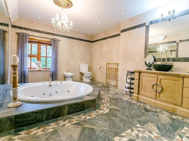 Another truly beautiful en suite bathroom. Clean and classy.