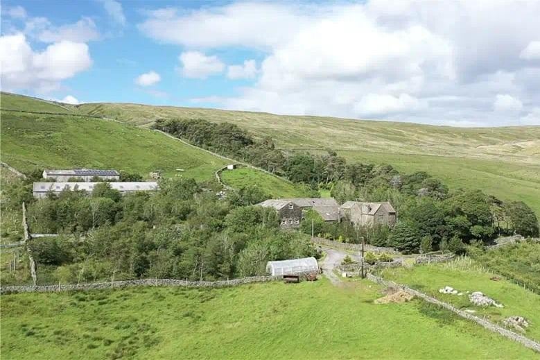 The property is located on the Dales Way footpath, halfway between Hawes and Settle, near the hamlet of Oughtershaw.