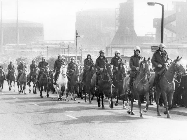 Mounted Police arrive at Orgreave Coking Plant - 31 May 1984