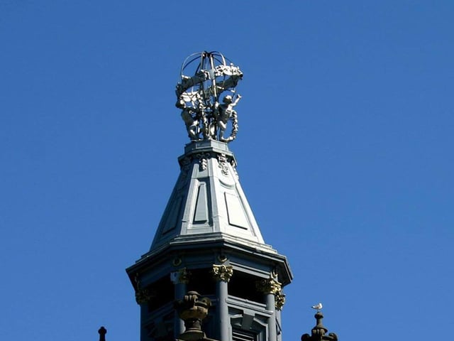 This fine-looking finial occupies the top of which city centre building?
