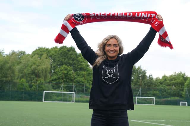 Sheffield United midfielder Maddy Cusack has signed a new deal with the club.