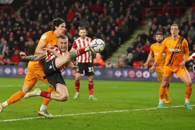 Oli McBurnie of Sheffield United stretches for the ball against Hull: Simon Bellis / Sportimage