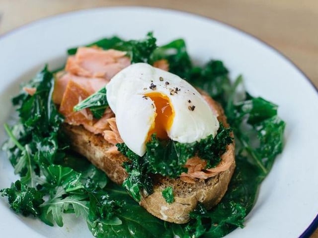 Enjoy brunch dishes, such as Belhaven smoked salmon on toast with crispy kale, smoked chilli butter and a poached egg, all day at this cosy cafe.